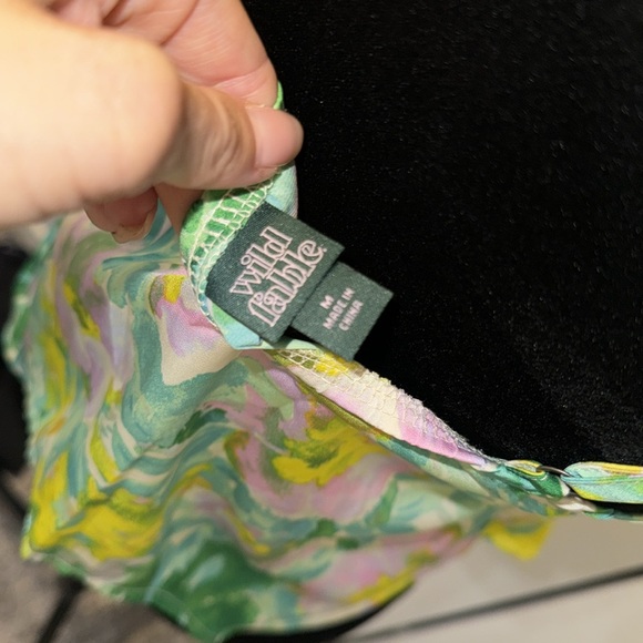 Beautiful flower top - Picture 3 of 3